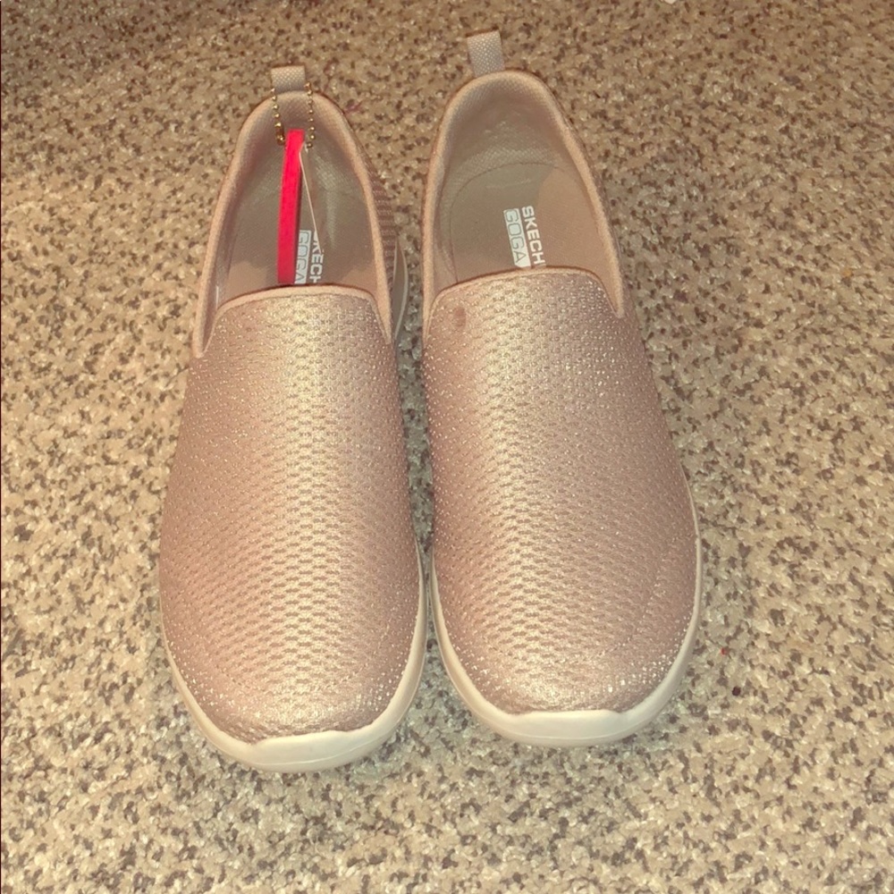 Sketchers GOGA Max shoes size 7 never worn.